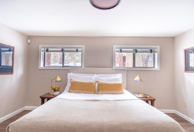 Tarly  Serene Cabin W Two Patios & Hot Tub In Incline Village