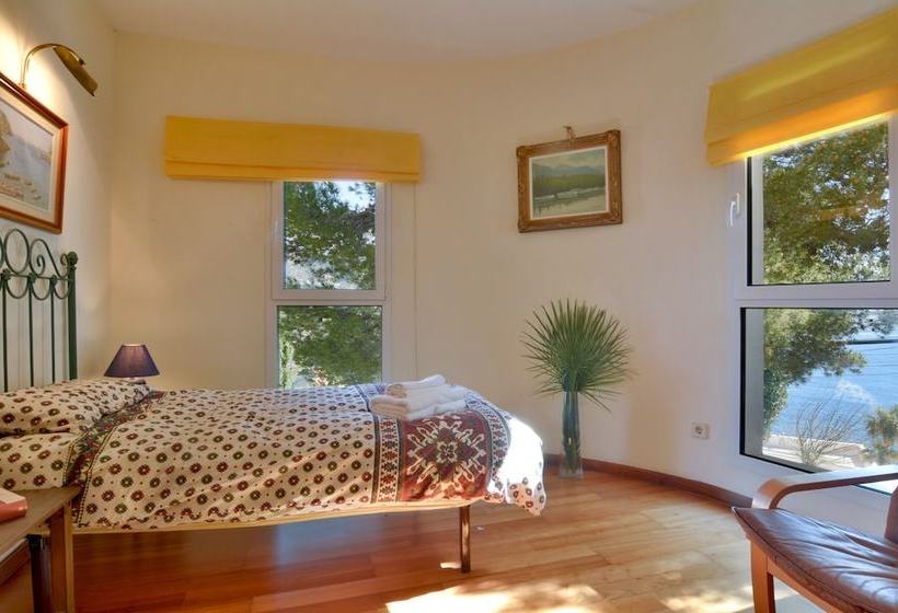 Villa With Incredible Sea Views And Pool Sleeps 7