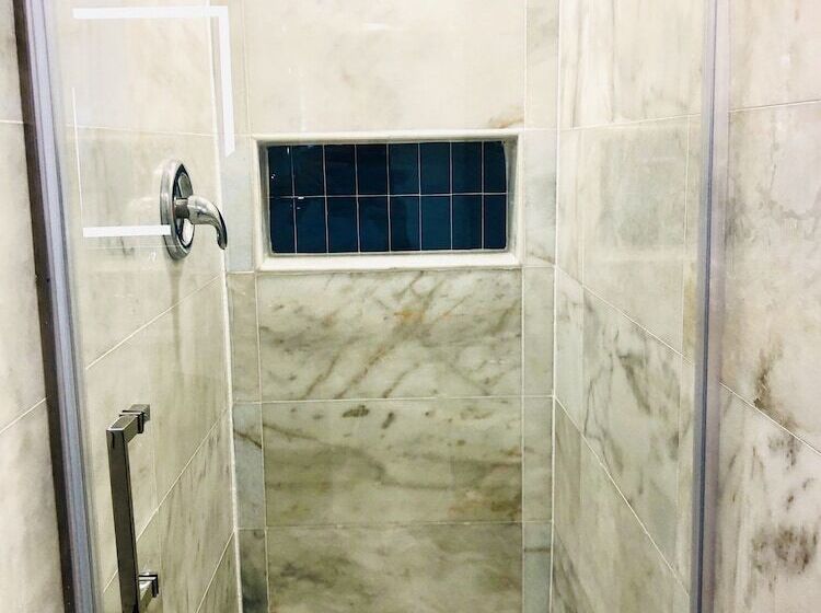 Lovely 1 Bedroom Condo With Pool