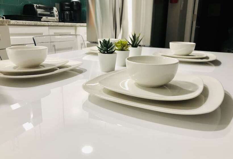 Lovely 1 Bedroom Condo With Pool