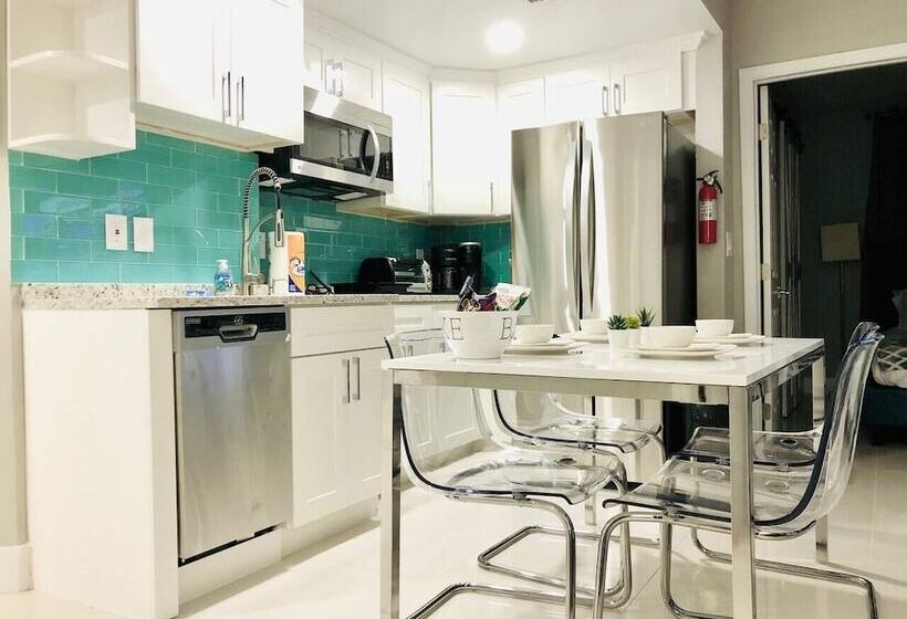 Lovely 1 Bedroom Condo With Pool