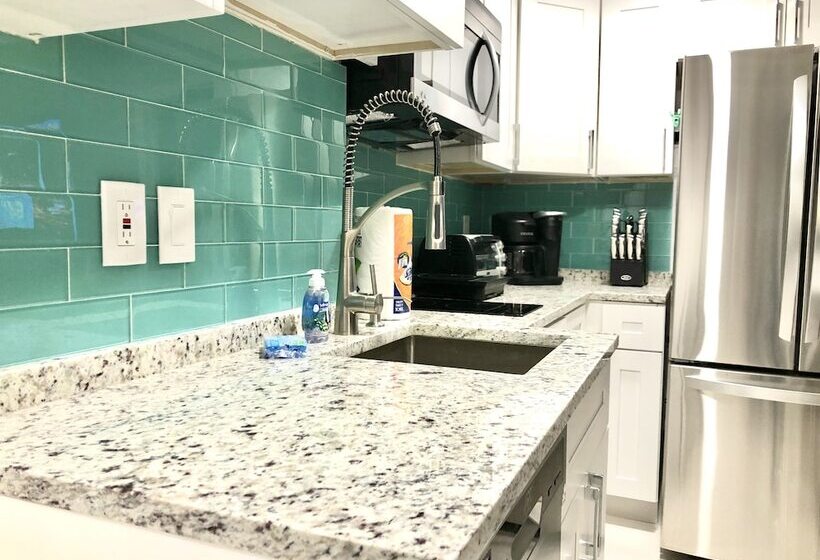 Lovely 1 Bedroom Condo With Pool