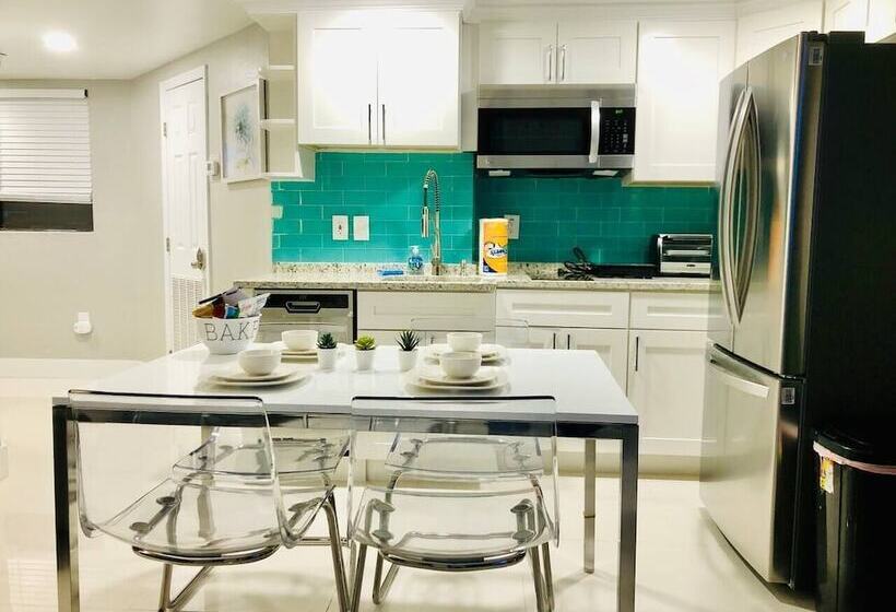 Lovely 1 Bedroom Condo With Pool