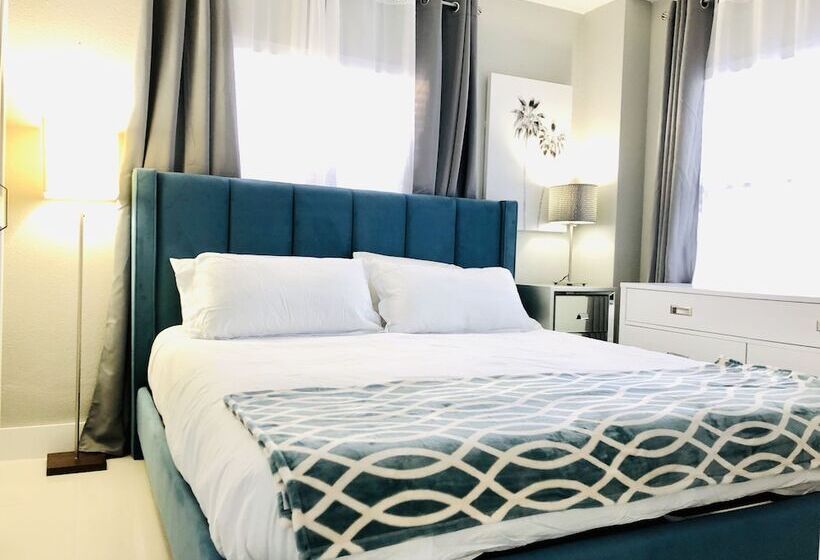 Lovely 1 Bedroom Condo With Pool