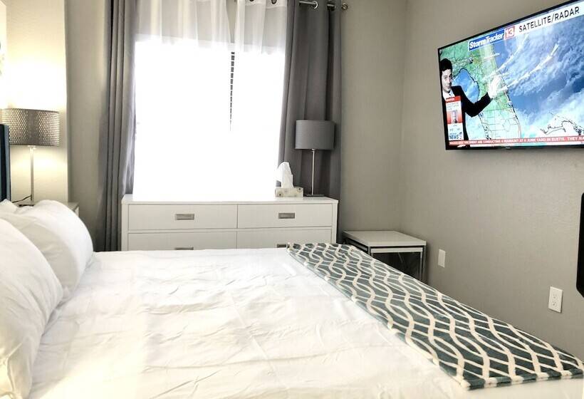 Lovely 1 Bedroom Condo With Pool