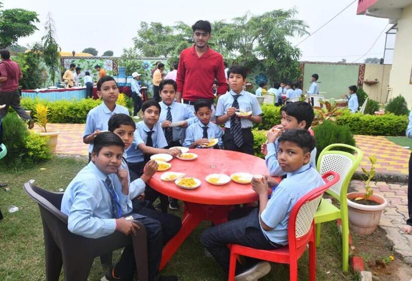בית מלון כפרי Bundeli Farm Resort & Banquet Orchha
