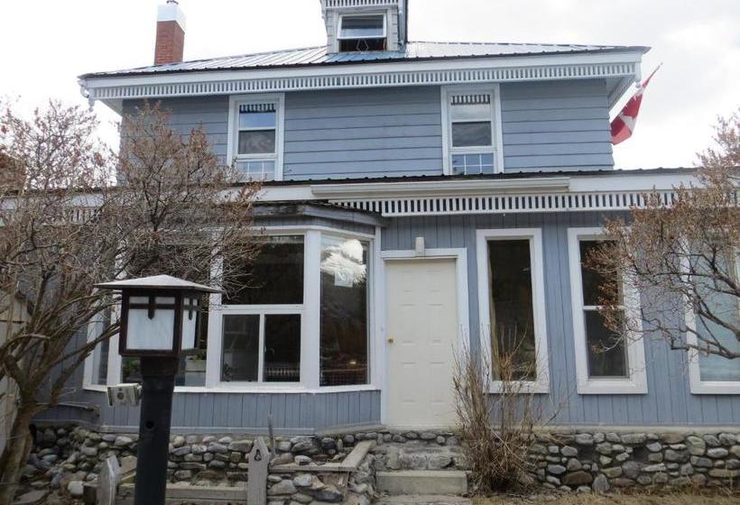 בית מלון כפרי Three Peaks Banff