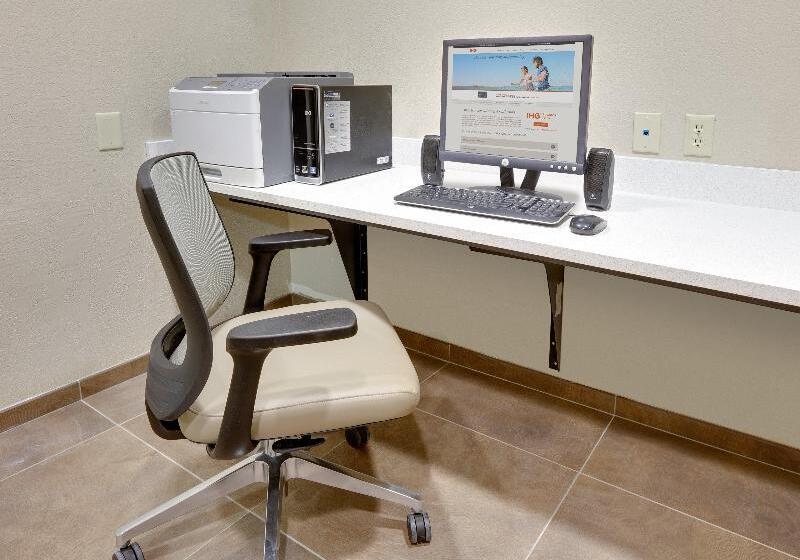 Отель Candlewood Suites Salina, An Ihg