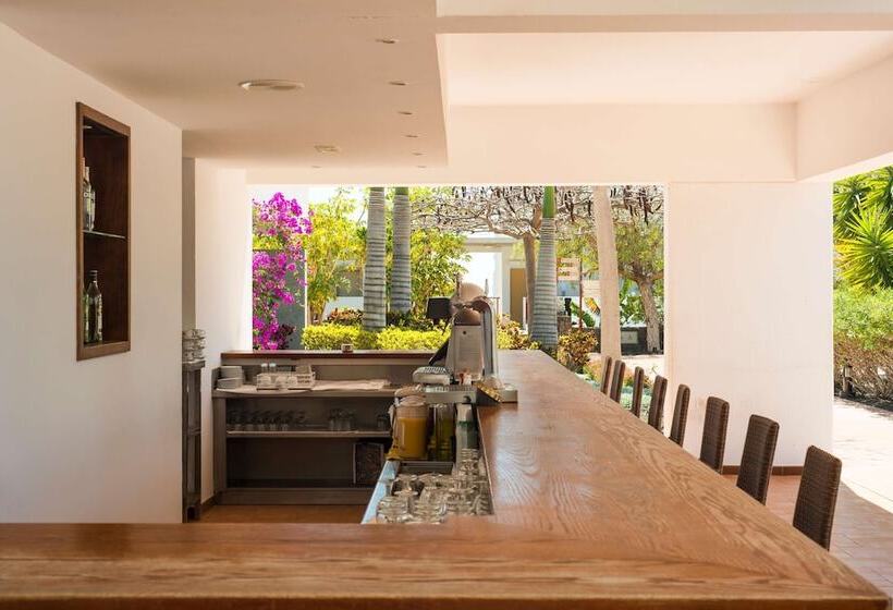 בית מלון כפרי Costa Calero Thalasso & Spa