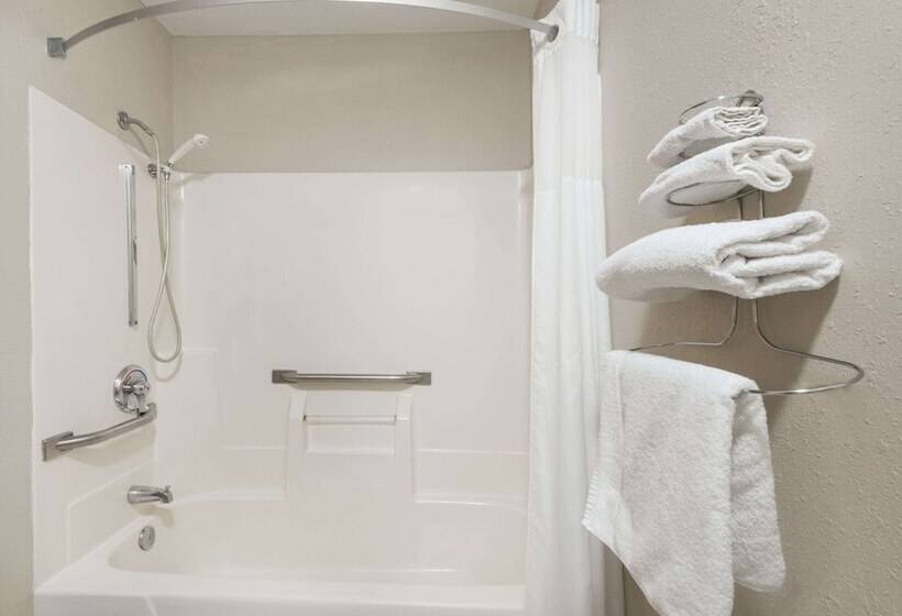 Отель Days Inn By Wyndham Muncie Ball State University