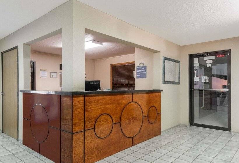 בית מלון כפרי Days Inn By Wyndham Muncie Ball State University