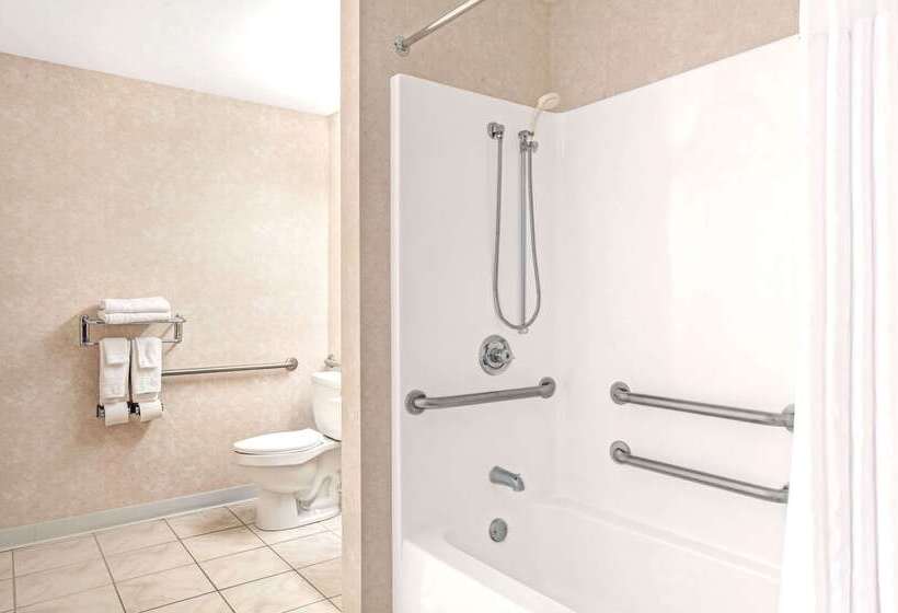 فندق Days Inn By Wyndham Sturbridge