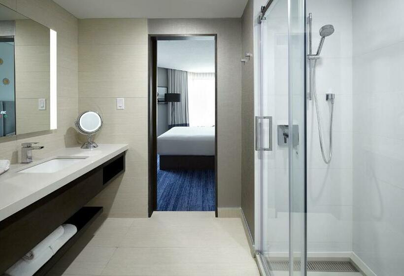 هتل Doubletree By Hilton Montreal