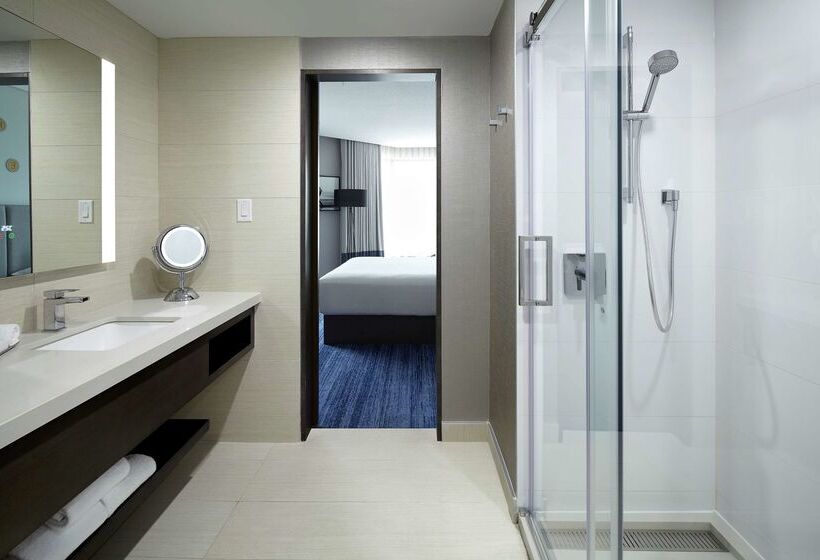 هتل Doubletree By Hilton Montreal
