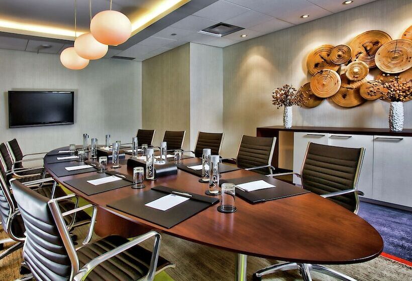 בית מלון כפרי Doubletree By Hilton Montreal