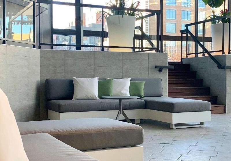 בית מלון כפרי Doubletree By Hilton Montreal