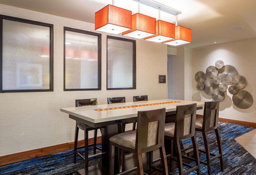 בית מלון כפרי Doubletree Suites By Hilton Minneapolis Downtown