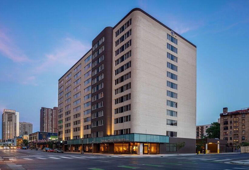 בית מלון כפרי Doubletree Suites By Hilton Minneapolis Downtown