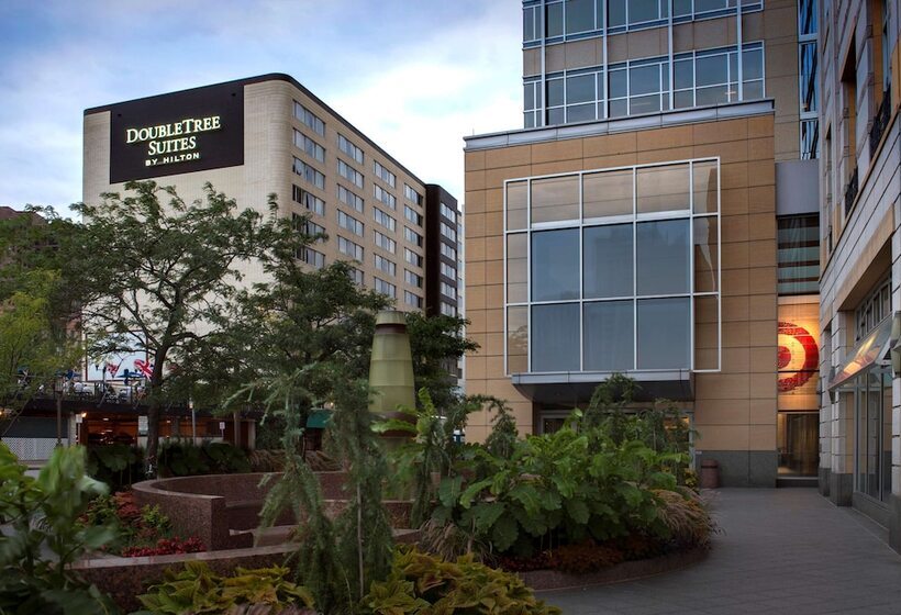 בית מלון כפרי Doubletree Suites By Hilton Minneapolis Downtown