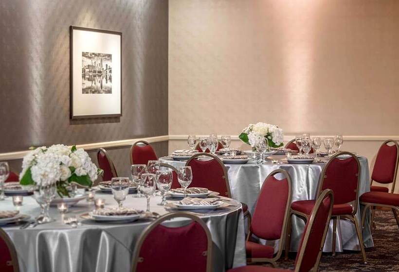 בית מלון כפרי Doubletree Suites By Hilton Minneapolis Downtown