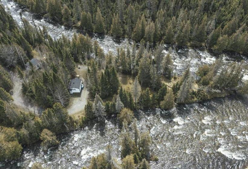 בית מלון כפרי Gite Du Montalbert Sepaq