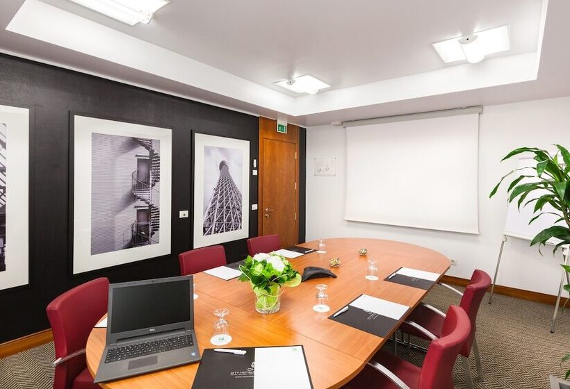 هتل Holiday Inn Milan Garibaldi Station, An Ihg