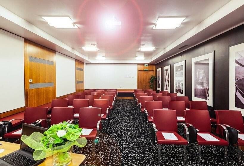 هتل Holiday Inn Milan Garibaldi Station, An Ihg