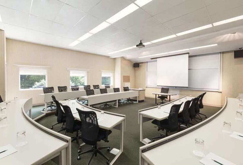 فندق Ivey Spencer Leadership Centre