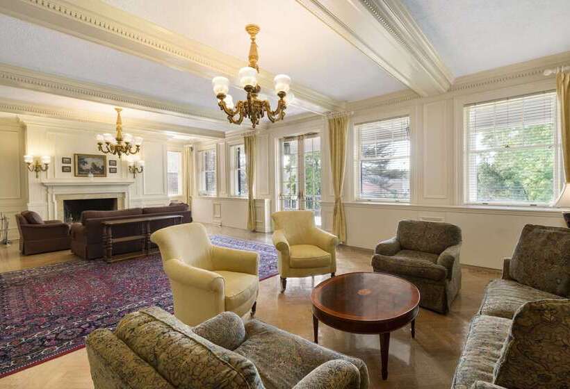 فندق Ivey Spencer Leadership Centre