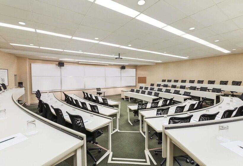 فندق Ivey Spencer Leadership Centre