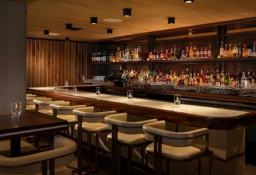 فندق Newport Harbor Island Resort