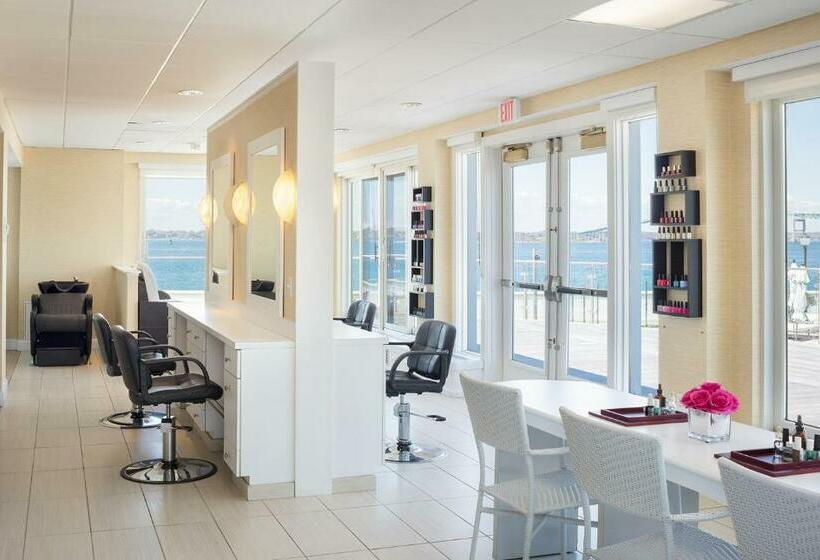 فندق Newport Harbor Island Resort