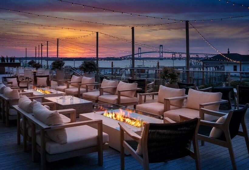 فندق Newport Harbor Island Resort