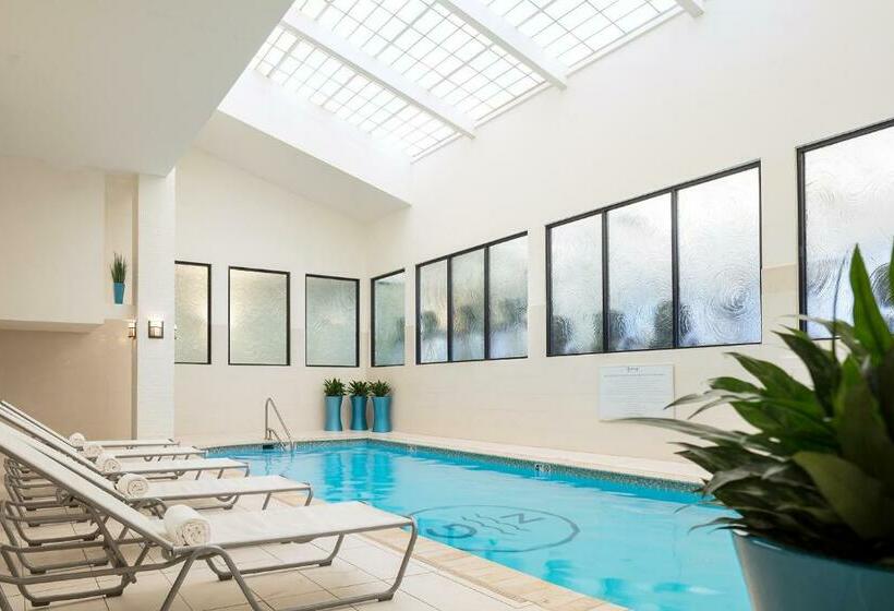 فندق Newport Harbor Island Resort