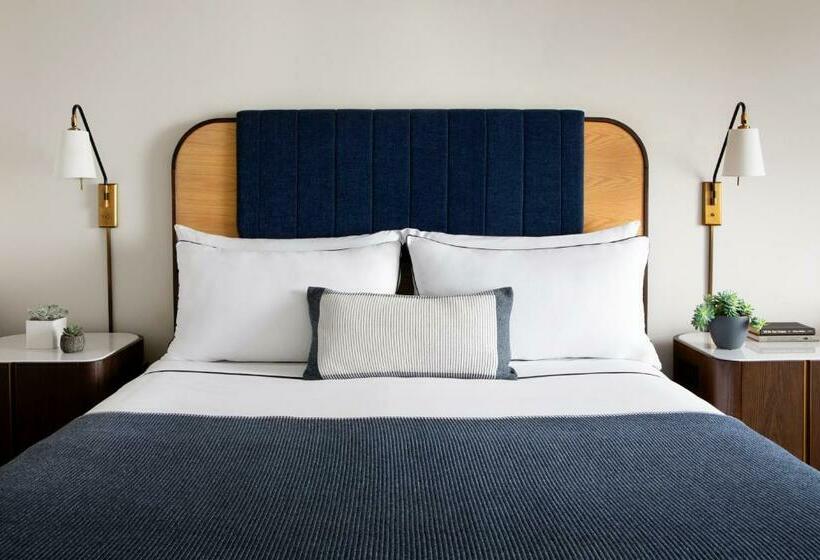 فندق Newport Harbor Island Resort