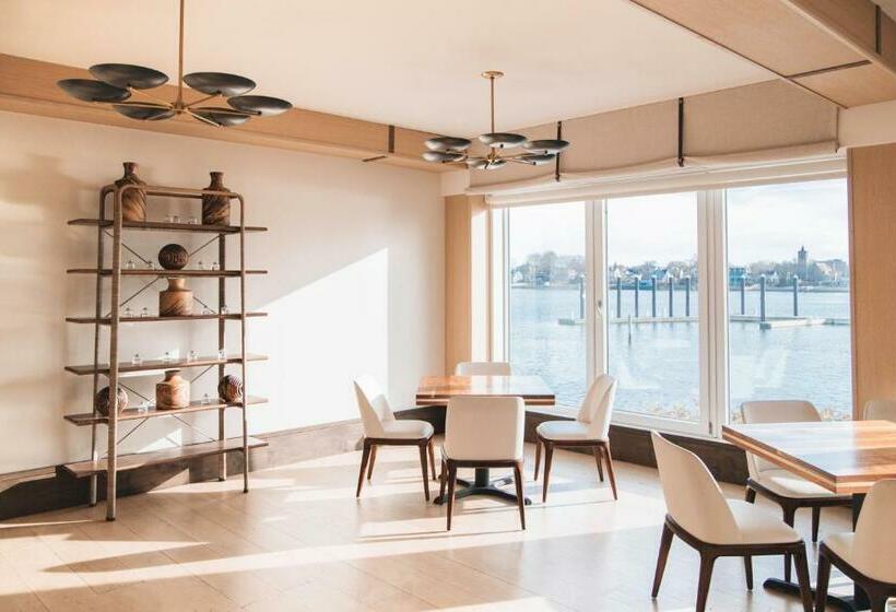 فندق Newport Harbor Island Resort