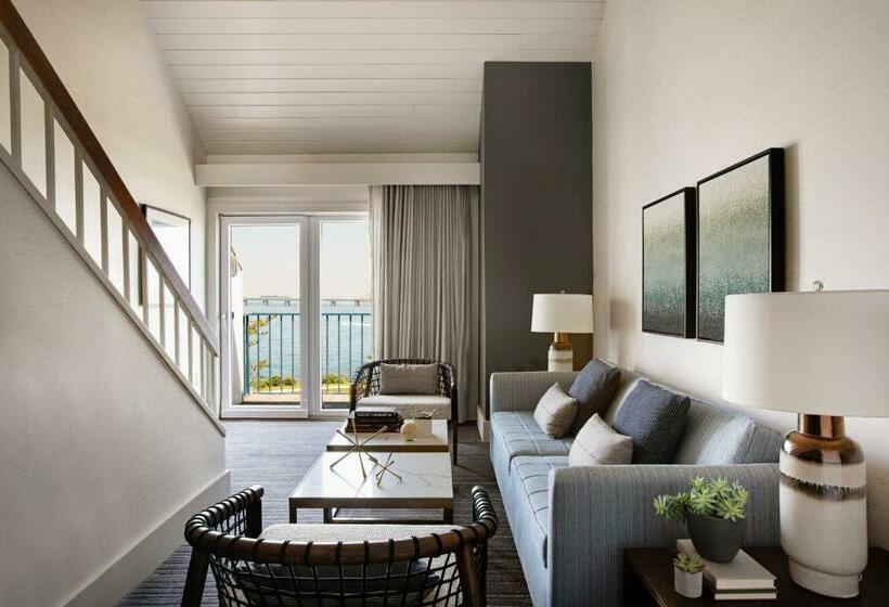 فندق Newport Harbor Island Resort