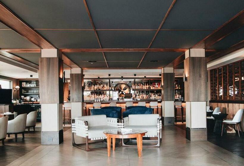 فندق Newport Harbor Island Resort