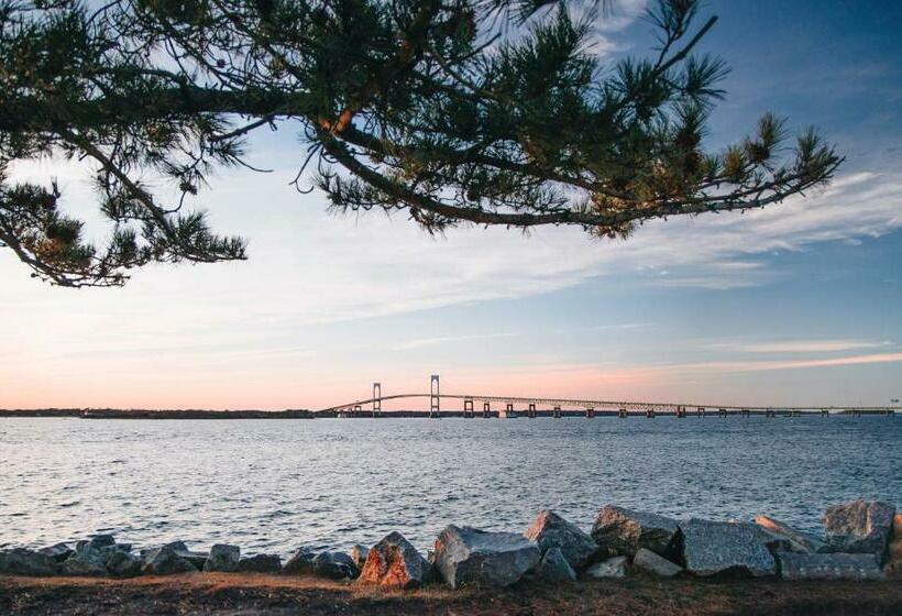 فندق Newport Harbor Island Resort