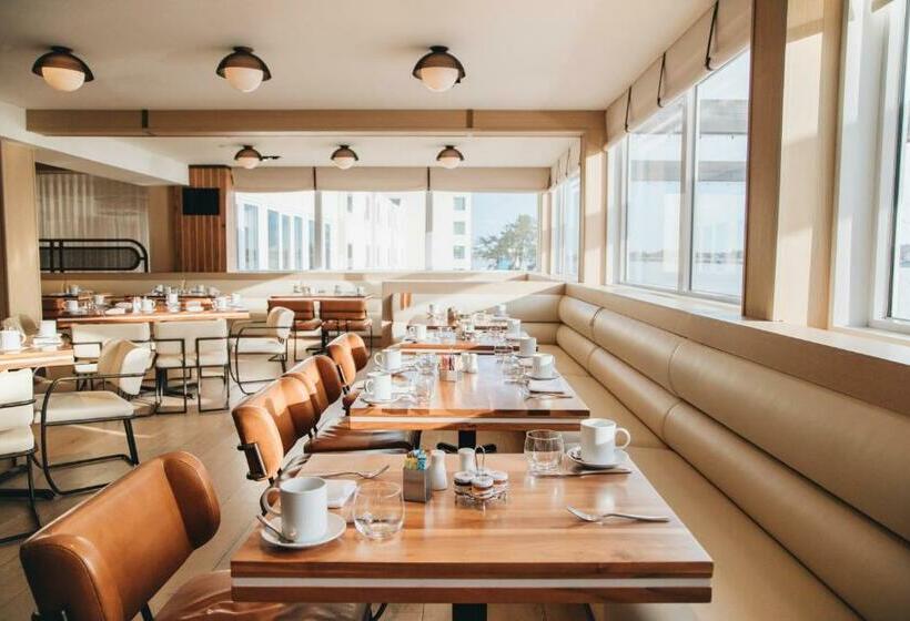 فندق Newport Harbor Island Resort