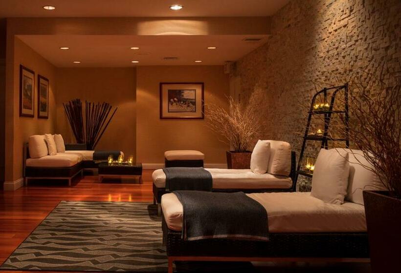 فندق Newport Harbor Island Resort