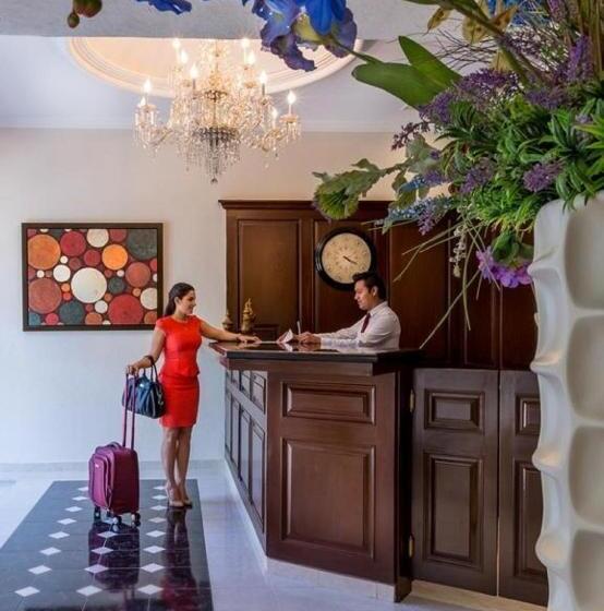 هتل Plaza Colonial