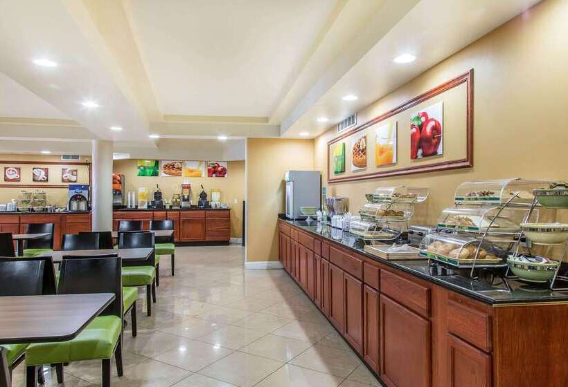 Отель Quality Inn & Suites Middletown Newport