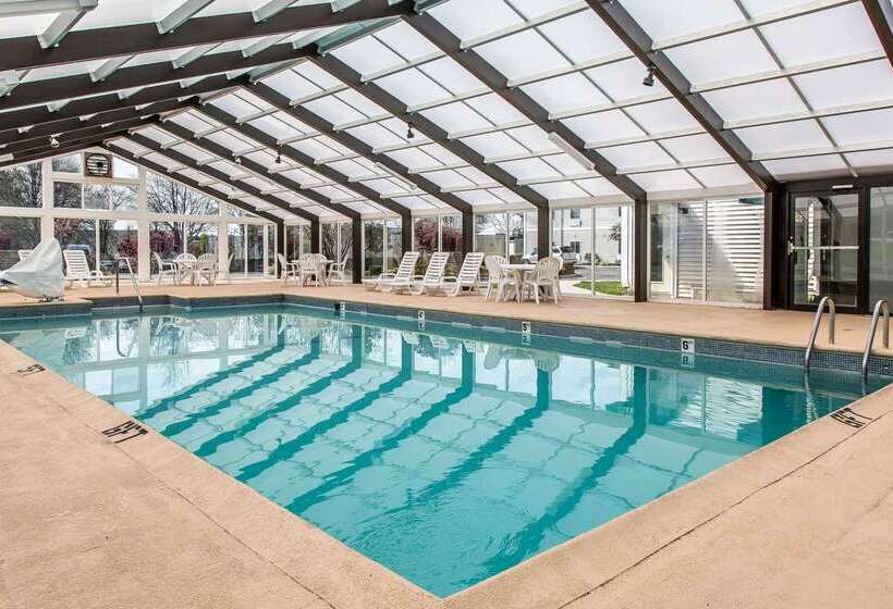 Отель Quality Inn & Suites Middletown Newport