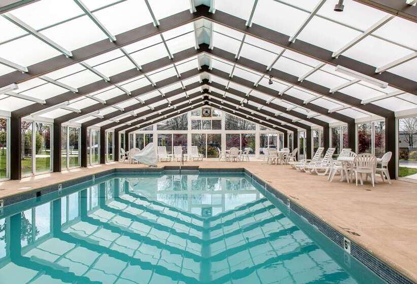 Отель Quality Inn & Suites Middletown Newport