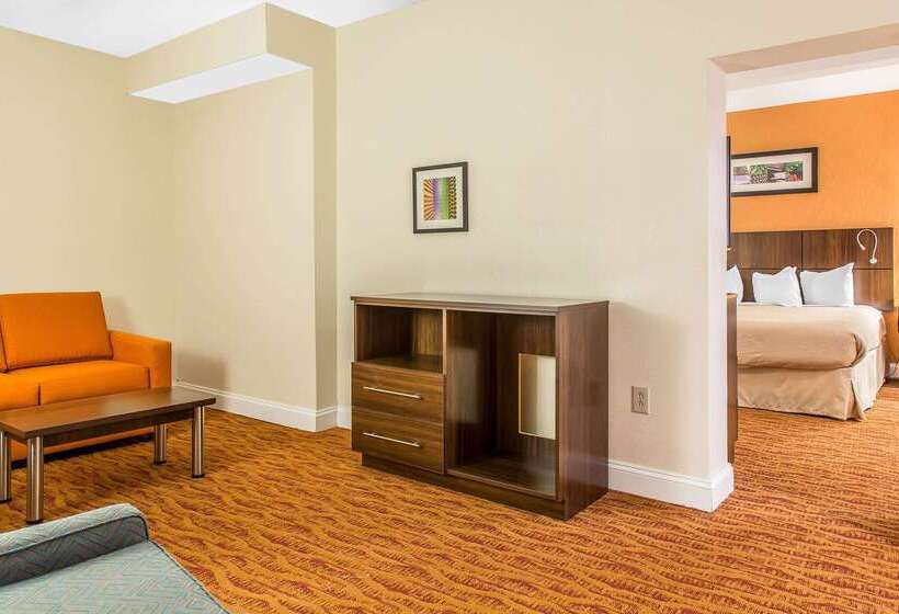Отель Quality Inn & Suites Middletown Newport