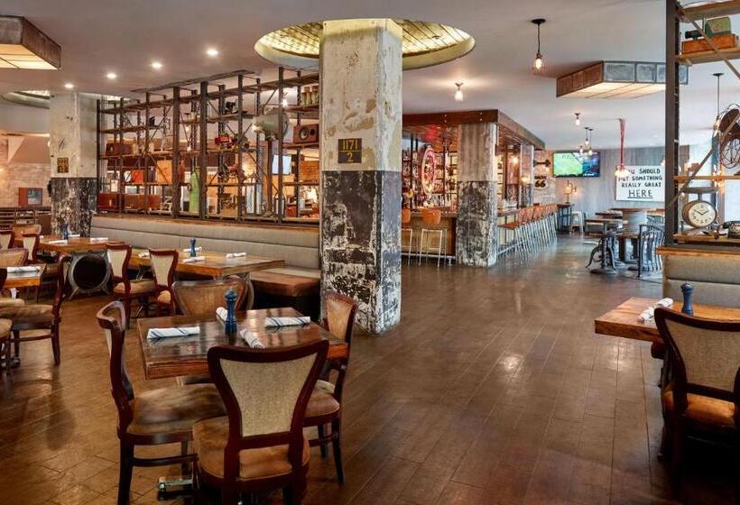 هتل Renaissance New Orleans Arts Warehouse District