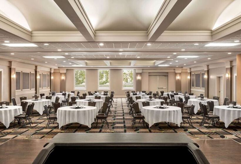 Royal Hotel Calgary, Trademark Collection By Wyndham