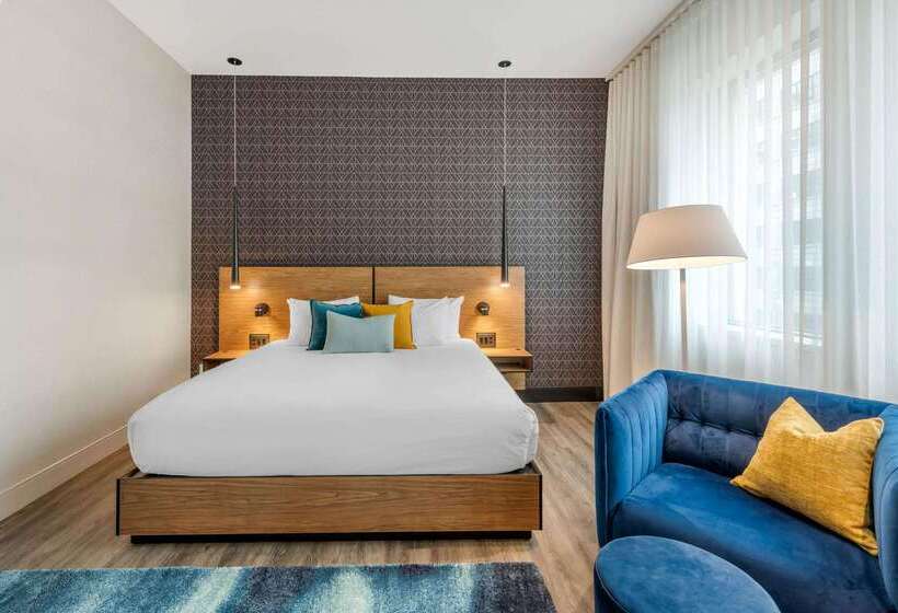 Royal William, Ascend Hotel Collection