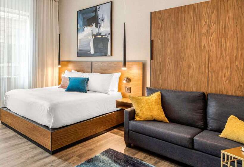 Royal William, Ascend Hotel Collection